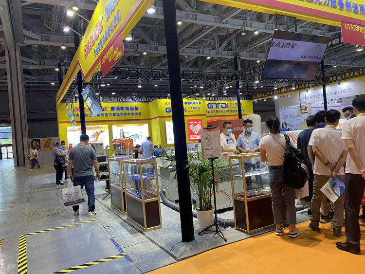 Nicht-Flammen-Polier-Maschinen-Maschinenhersteller Dongguan New Type Horizontale Elektrische Diamant-Poliermaschine für Plexiglas